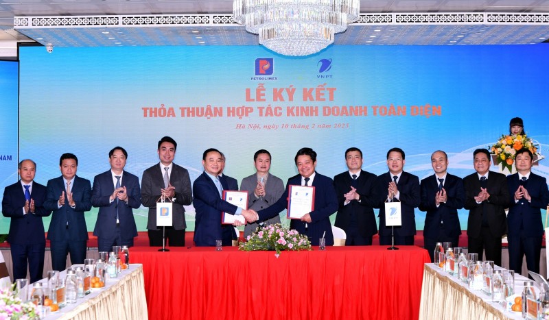 Tổng giám đốc Petrolimex và  Tổng giám đốc VNPT ký kết hợp tác giữa hai Tập đoàn. Ảnh: VNPT Group.