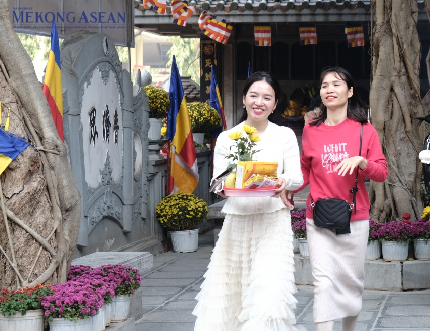 Đi hơn 100km để đến Chùa Hà cầu duyên trước thềm Valentine