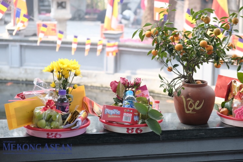 Đến chùa Hà, người dân cần chuẩn bị ba mâm lễ gồm vàng hương, trầu cau, bánh kẹo, nến, hoa hồng và sớ. Mâm đầu tiên dâng ban Tam Bảo cầu bình an, tiếp đến dâng ban Đức Ông xin công danh, tài lộc và cuối cùng là ban thờ Mẫu cầu tình duyên. Giá mỗi mâm lễ d