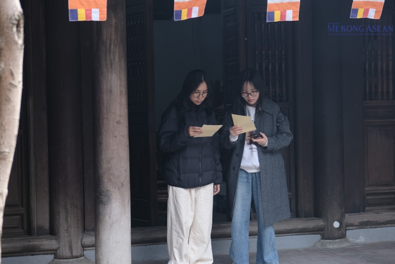 Người dân đến chùa Hà bên cạnh việc cầu an, cầu duyên cũng không quên gieo quẻ xăm xem vận hạn may rủi đối với bản thân mình trong năm. Ảnh: Hà Anh/555win Login.