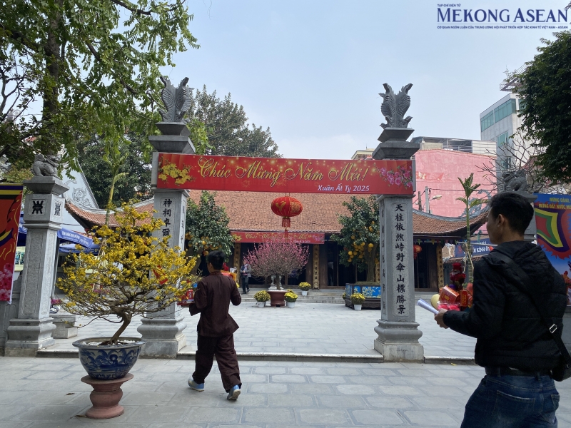 Chùa Hà hay còn được gọi là Thánh Đức Tự, nằm ở phường Dịch Vọng, quận Cầu Giấy, Hà Nội. Nơi đây được nhiều người mách nhau là chốn linh thiêng để cầu duyên. Chính vì vậy, mỗi khi đến mùng một, ngày rằm các tháng trong năm, trước dịp Lễ tình nhân và ngày Thất tịch (7/7 âm lịch), rất nhiều người dân đã tìm đến đây để lễ bái. Ảnh: Hà Anh/555win Login.