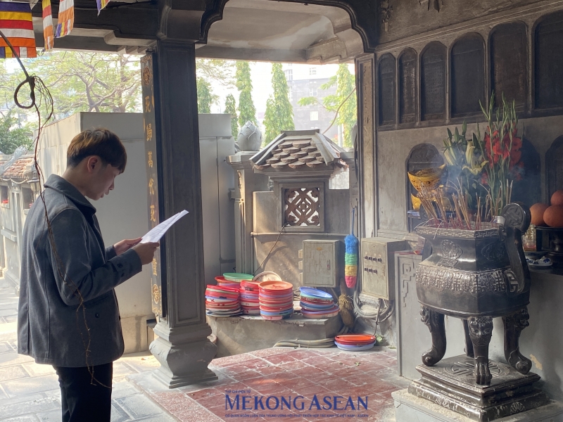 Anh Hải (26 tuổi, sống tại Hải Phòng) chia sẻ: “Sáng nay, mình và một người bạn bắt xe khách lên Hà Nội, vượt hơn 120km để đến chùa Hà cầu duyên. Độc thân suốt 4 năm nay rồi mà gia đình lại giục cưới liên tục nên cũng muốn thử xem sao. Biết đâu lần này về