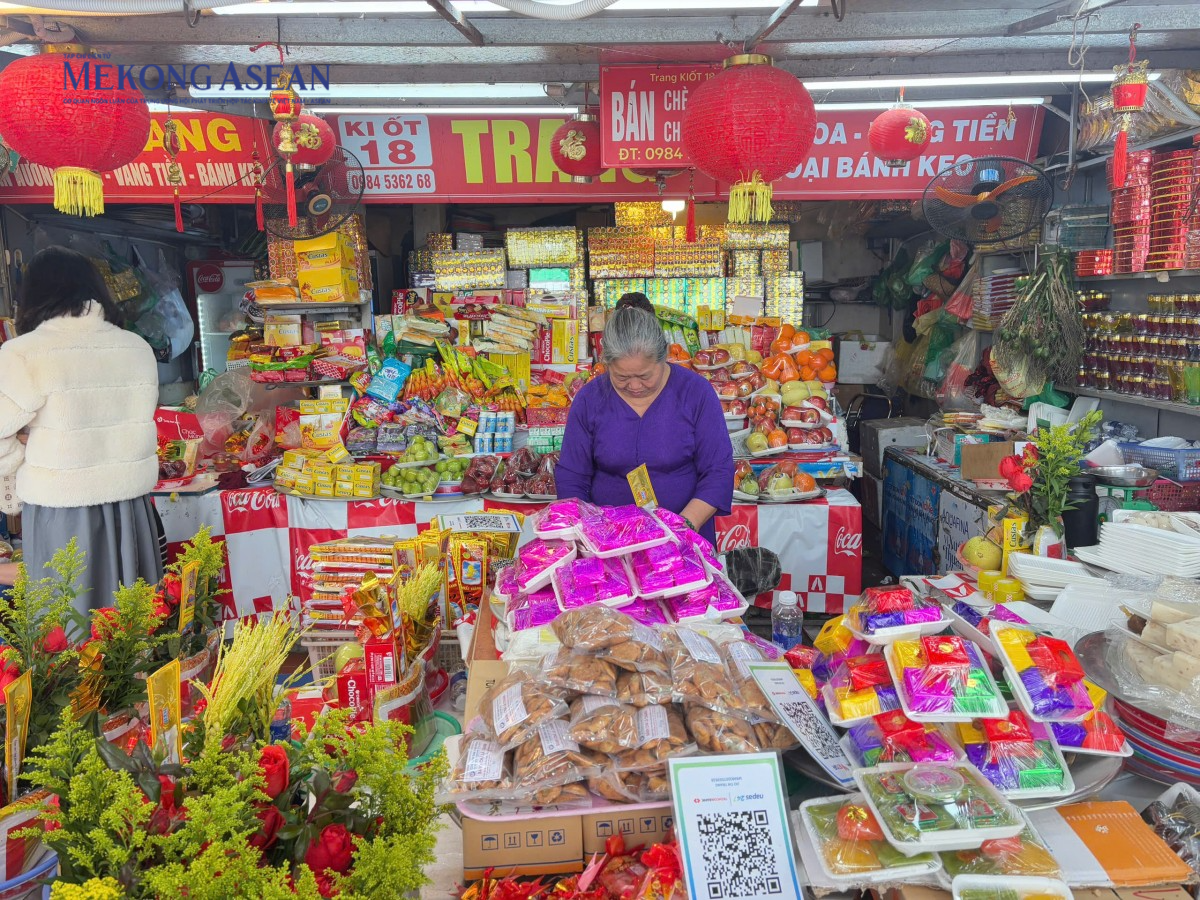 Người dân Thủ Đô về Phủ Tây Hồ dâng lễ, thả phóng sinh ngày rằm tháng Giêng