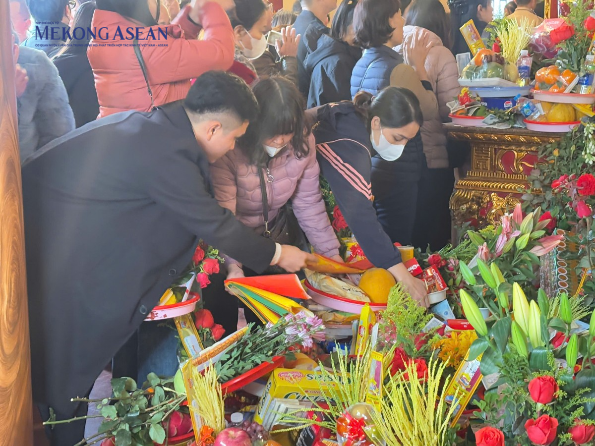 Người dân Thủ Đô về Phủ Tây Hồ dâng lễ, thả phóng sinh ngày rằm tháng Giêng