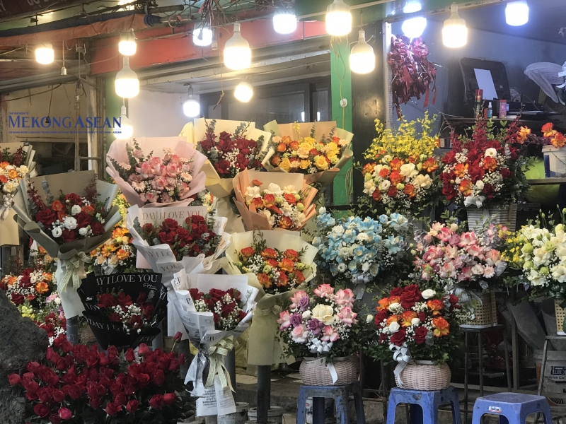 Set hoa kèm Baby Three 'hút khách' dịp Valentine