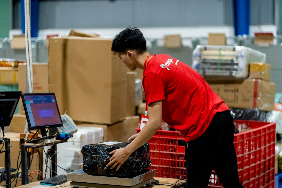 Hàng nhập khẩu giá trị nhỏ phải nộp thuế giá trị gia tăng từ 18/2