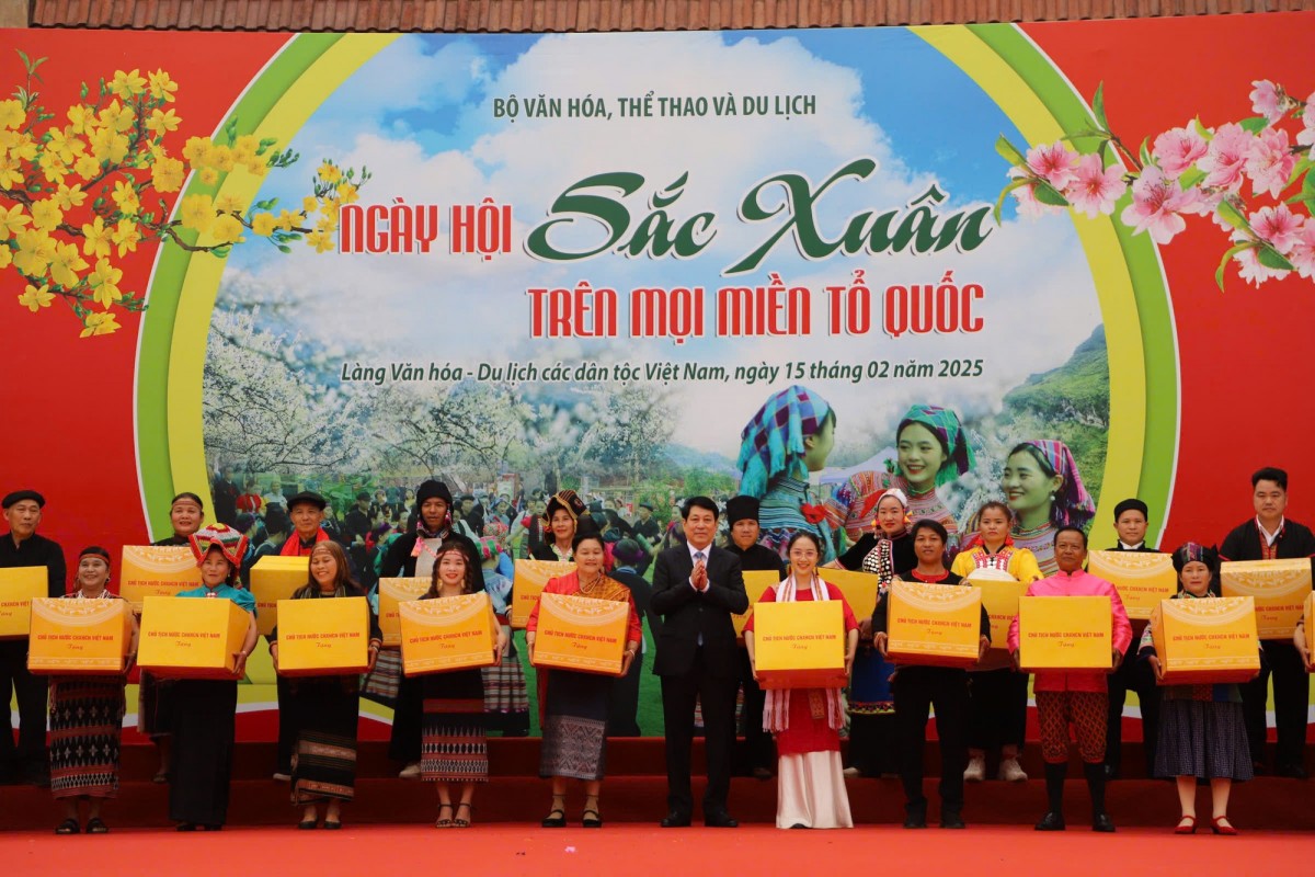 Chủ tịch nước Lương Cường tặng quà đại diện đồng bào dân tộc trên cả nước. Ảnh: VGP.