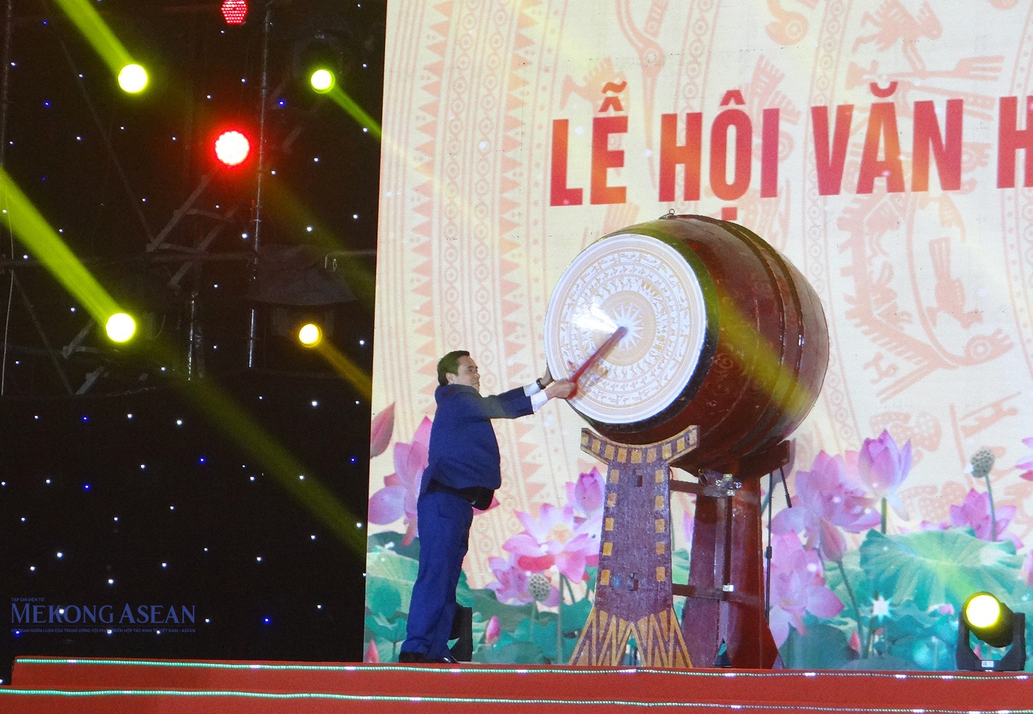 Ông Phạm Huy Bình, Ủy viên Ban Thường vụ Tỉnh ủy, Bí thư Thành ủy Hưng Yên đánh trống khai hội.