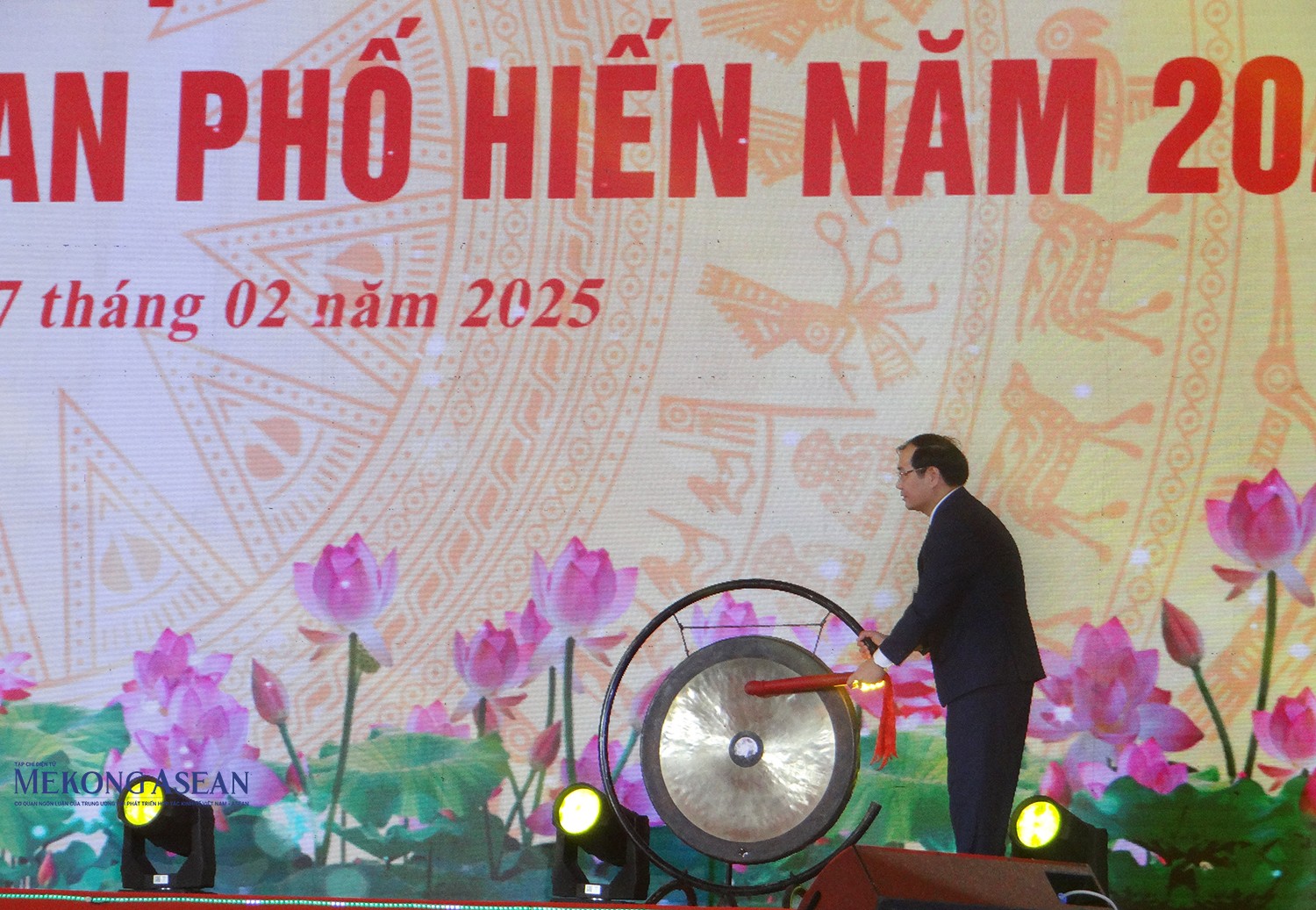 Ông Nguyễn Khả Phúc, Phó Bí thư Thành ủy, Chủ tịch UBND thành phố Hưng Yên thỉnh chiêng khai hội.