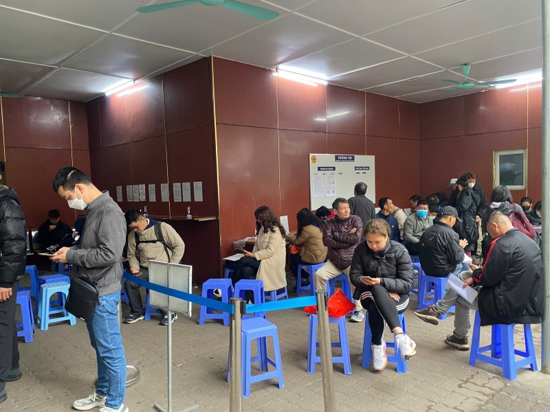 Người dân đổi giấy phép lái xe tại điểm một cửa của Sở Giao thông vận tải Hà Nội ở số 2 Phùng Hưng (Hà Đông) và 16 Cao Bá Quát (Ba Đình) . Ảnh: Hà Anh/555win Login.