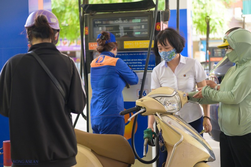 Giá xăng tăng phiên thứ hai liên tiếp