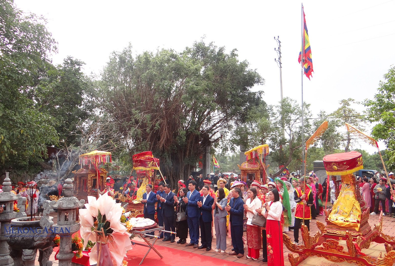 Các bài vị, kiệu, mũ, áo, bát hương… của các đức Thánh được rước sang và ngự tại đình Hội Đồng.