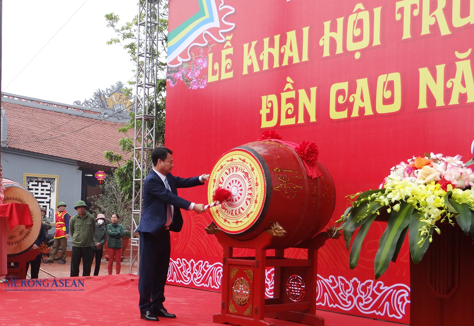 Chủ tịch UBND thành phố Chí Linh đánh trống khai hội.
