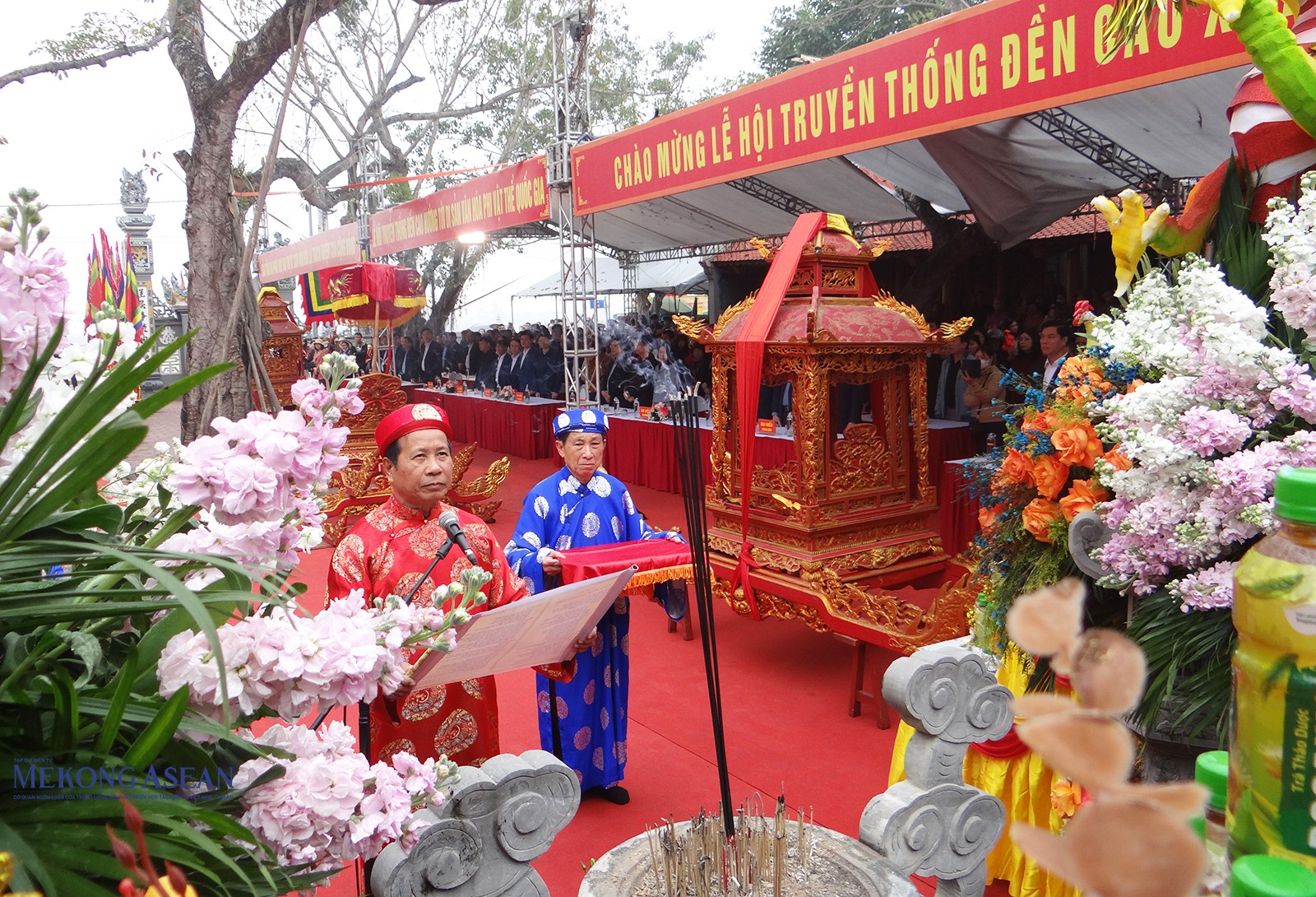 Các cụ cao niên phường An Lạc đọc văn tế tại buổi lễ.