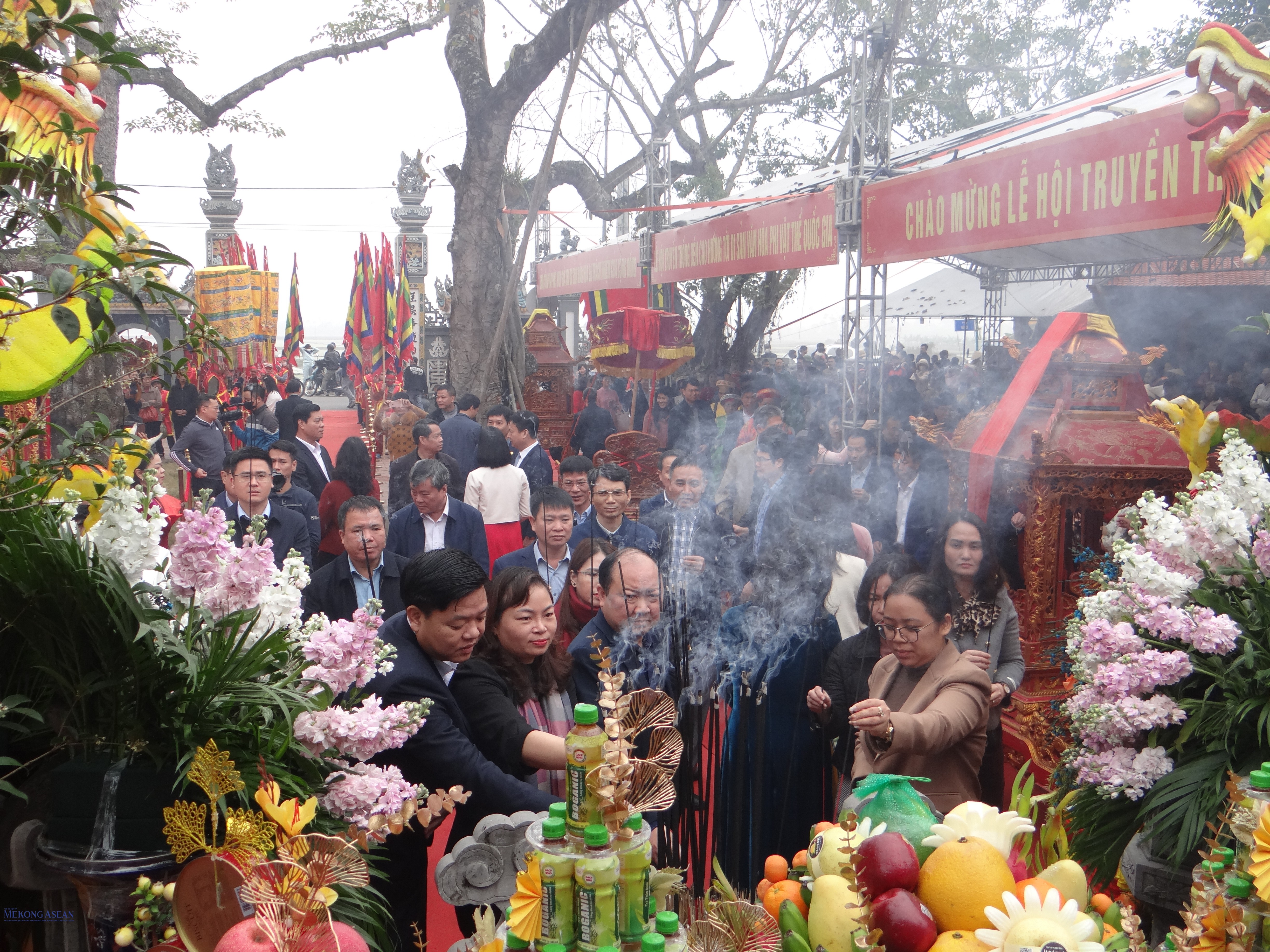 Các đại biểu, người dân và du khách dâng hương.	