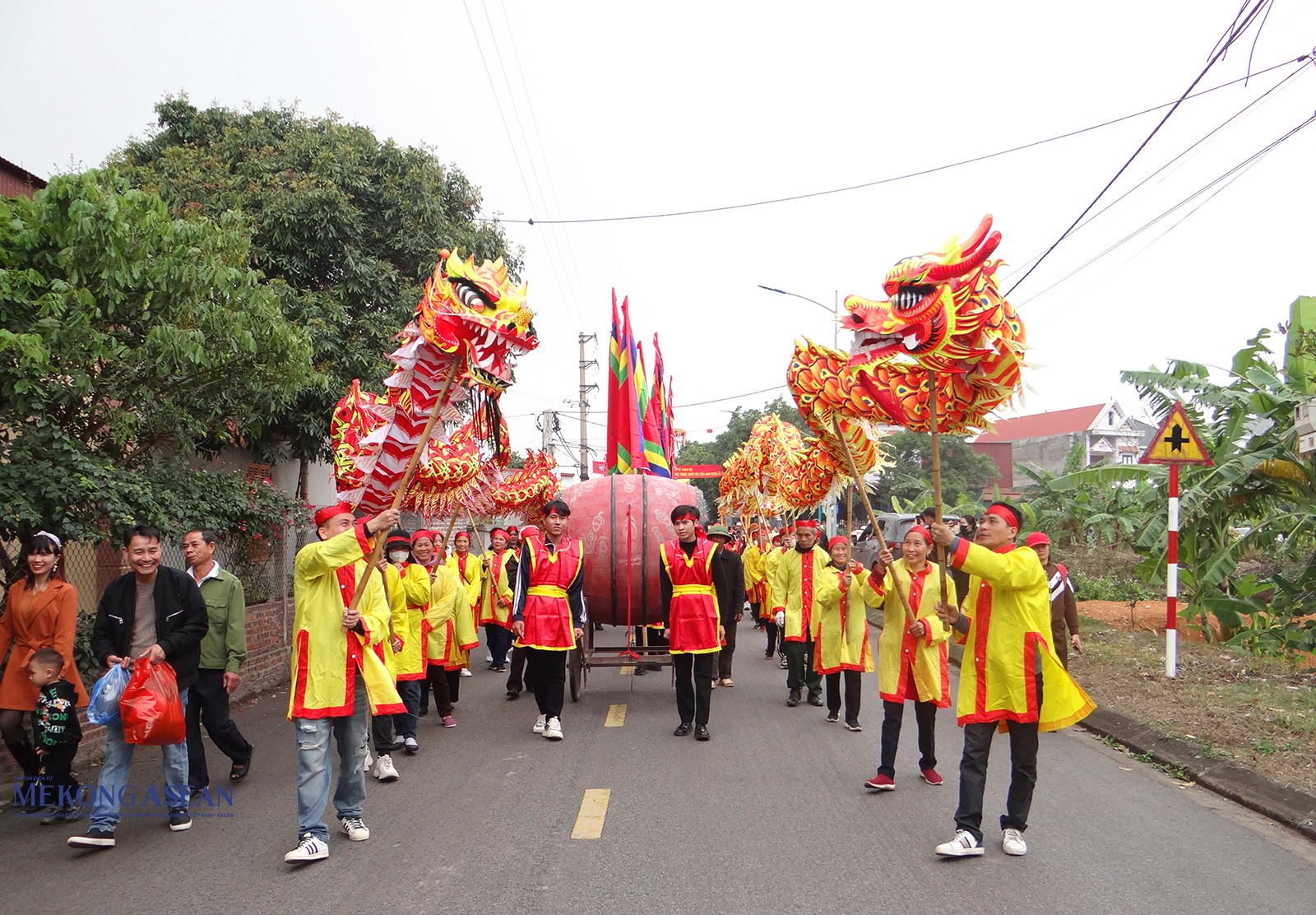 Dẫn đầu đoàn rước bộ là đội múa rồng.