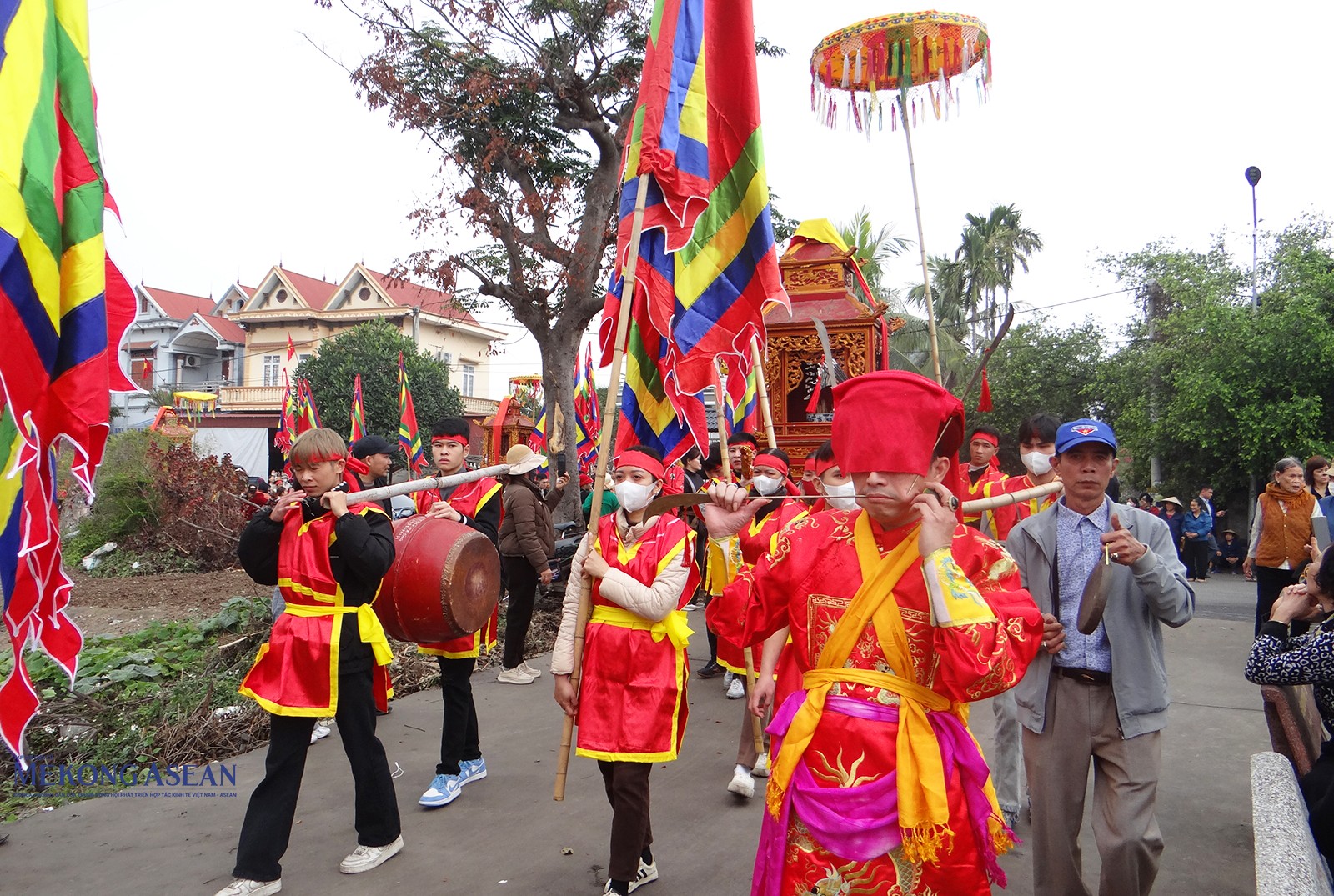 Trong lễ rước bộ truyền thống đền Cao có rước bài vị, kiệu, mũ, áo, bát hương… của các đức Thánh.
