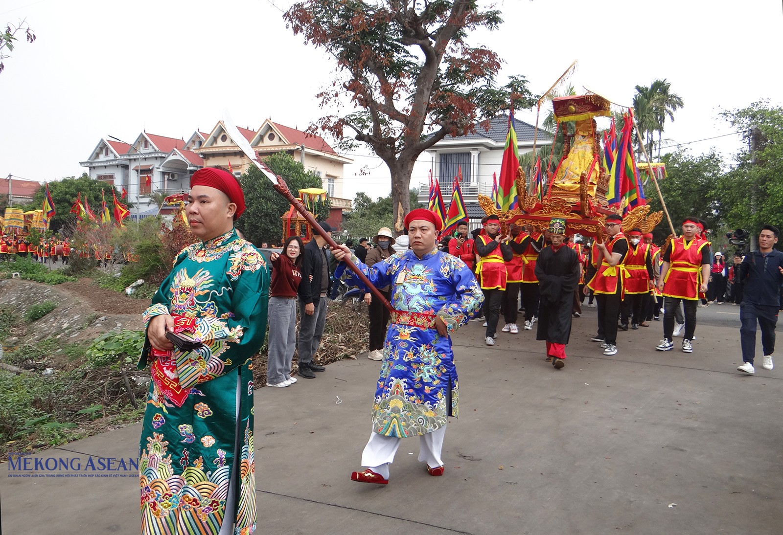 Đoàn rước bộ di chuyển từ đền Cả sang đình Hội Đồng (2 di tích cùng tọa lạc tại phường An Lạc).