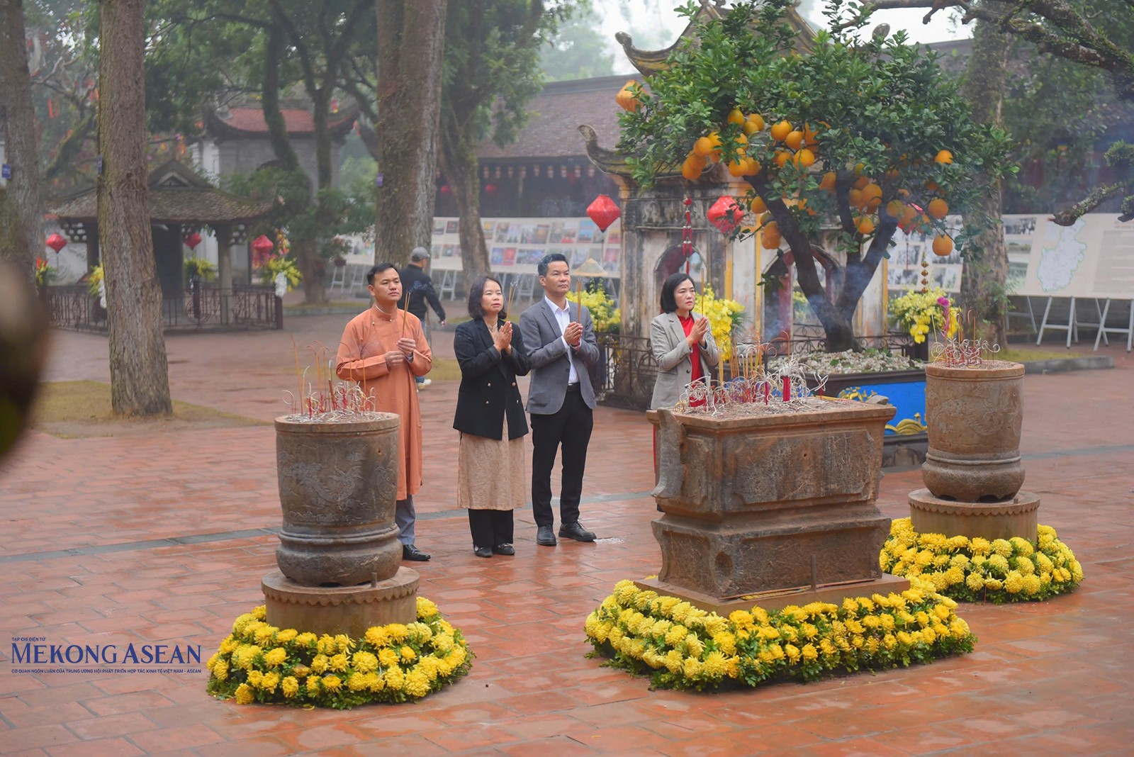 Các đại biểu thành kính dâng hương tưởng niệm công đức của Đệ Tam Tổ Trúc Lâm Huyền Quang Tôn giả trước Tiền đường chùa Côn Sơn.