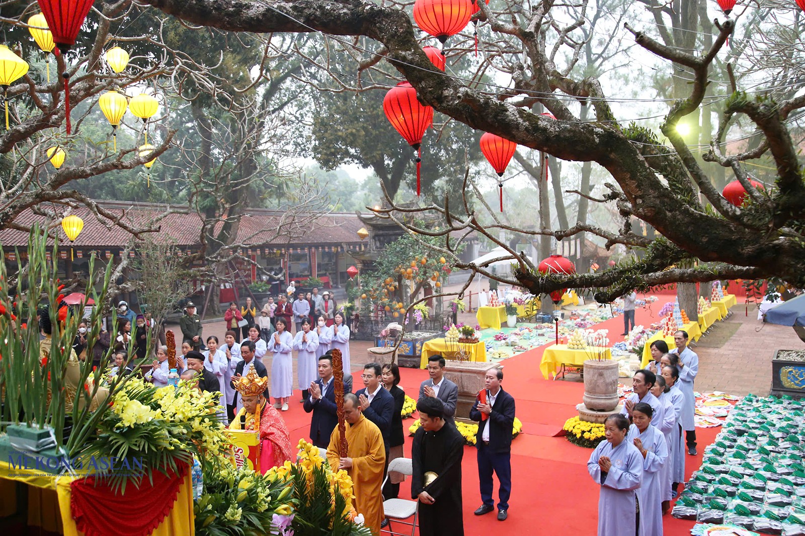 Thượng tọa Thích Thanh Vân, Trưởng Ban Trị sự Giáo hội phật giáo Việt Nam tỉnh Hải Dương chủ trì Lễ đàn Mông Sơn thí thực tại sân chùa Côn Sơn.