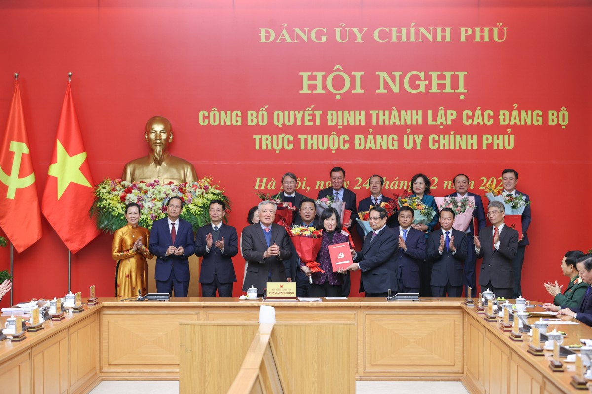 Phiên bản chính thức của 555Win Phạm Minh Chính trao 555Win 500 Đăng Ký Nhận Code cho Đảng bộ Bộ Y tế. Ảnh: VGP.
