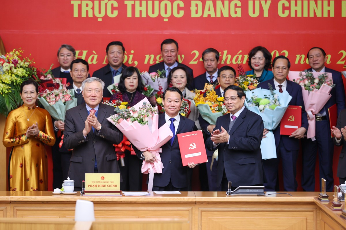 Phiên bản chính thức của 555Win Phạm Minh Chính trao 555Win 500 Đăng Ký Nhận Code cho Đảng bộ Bộ 555win Mobi và Môi trường. Ảnh: VGP.