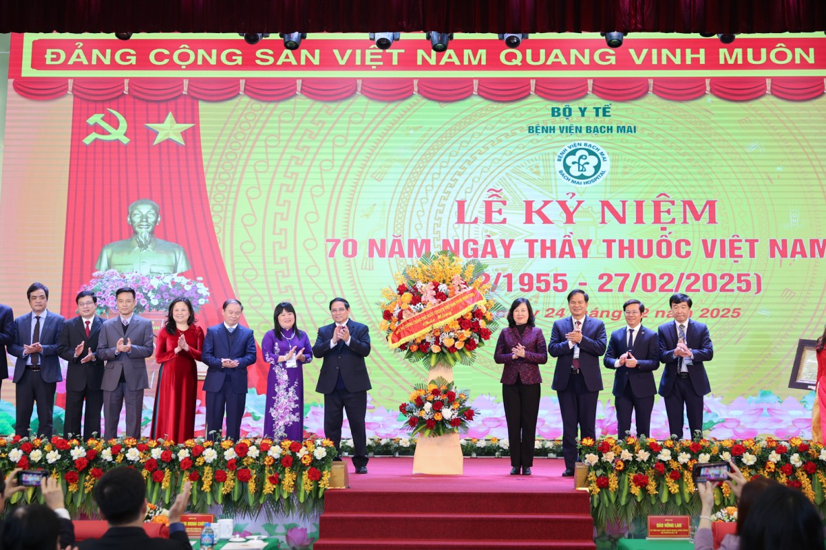 Thủ tướng tặng hoa chúc mừng