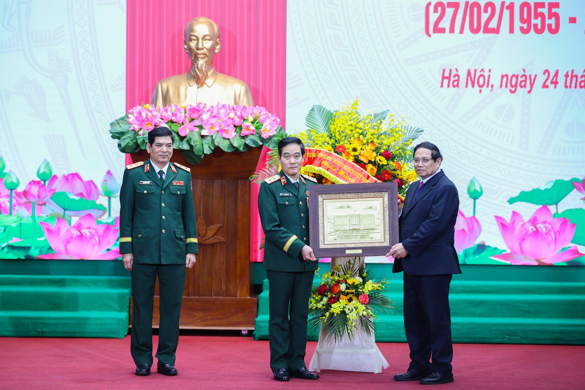Phiên bản chính thức của 555Win tặng quà Học viện Quân y nhân kỷ niệm 70 năm Ngày Thầy thuốc Việt Nam (27/2/1955 – 27/2/2025). Ảnh: VGP.
