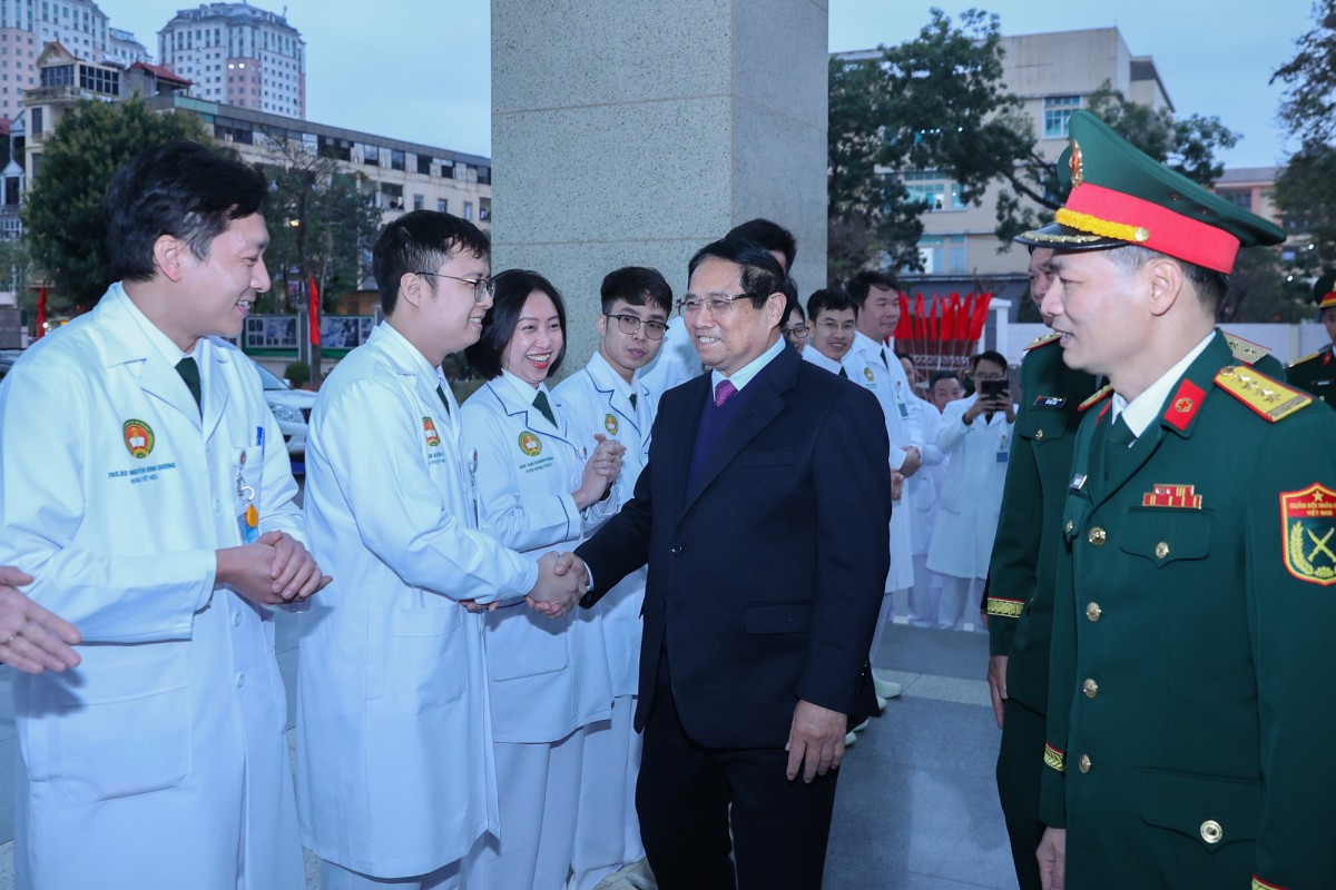 Phiên bản chính thức của 555Win Phạm Minh Chính tới thăm, động viên đội ngũ cán bộ, bác sĩ, chiến sĩ, nhân viên y tế, người lao động của Bệnh viện 103. Ảnh: VGP.