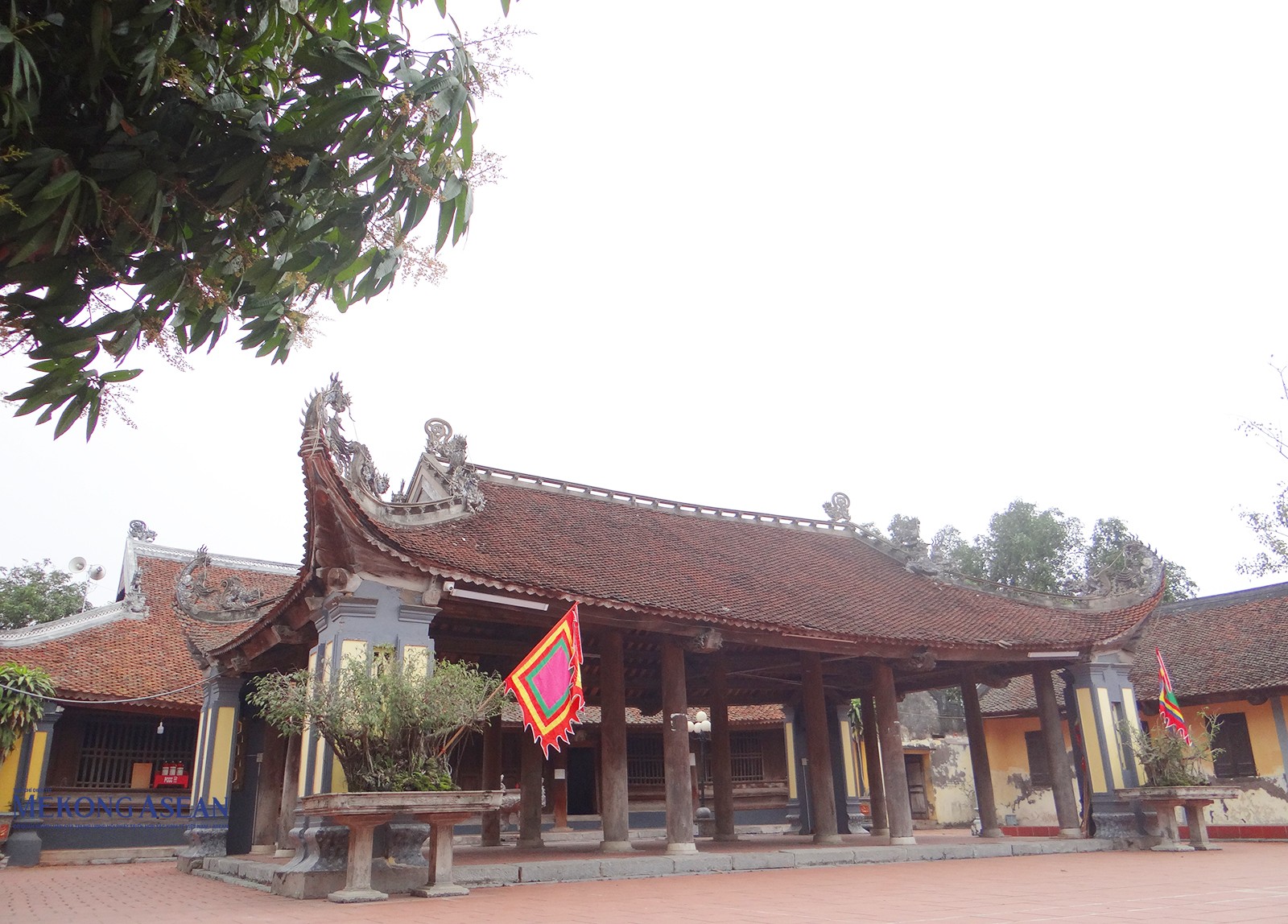 Đình Trịnh Xuyên tọa lạc tại thôn Trịnh Xuyên, xã Nghĩa An, huyện Ninh Giang, tỉnh Hải Dương - thờ Nguyên soái Vũ Đức Phong, một vị tướng đời nhà Trần, người đã có công đánh đuổi giặc Chiêm Thành bảo vệ bờ cõi và đã được phong sắc Đạo quang minh sỹ Đại vương, được nhà Trần phong tước Trần triều Nguyên Soái. Ảnh tư liệu/Phùng Nguyện.