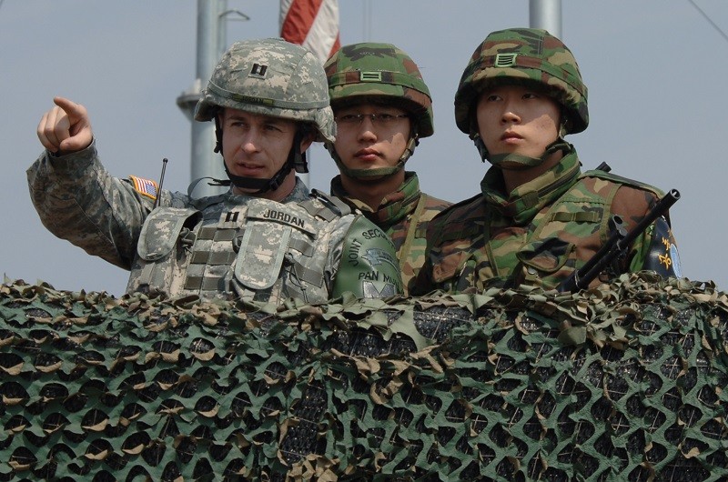 Binh sĩ NATO và Hàn Quốc trong một hoạt động hợp tác. Ảnh: ISPI