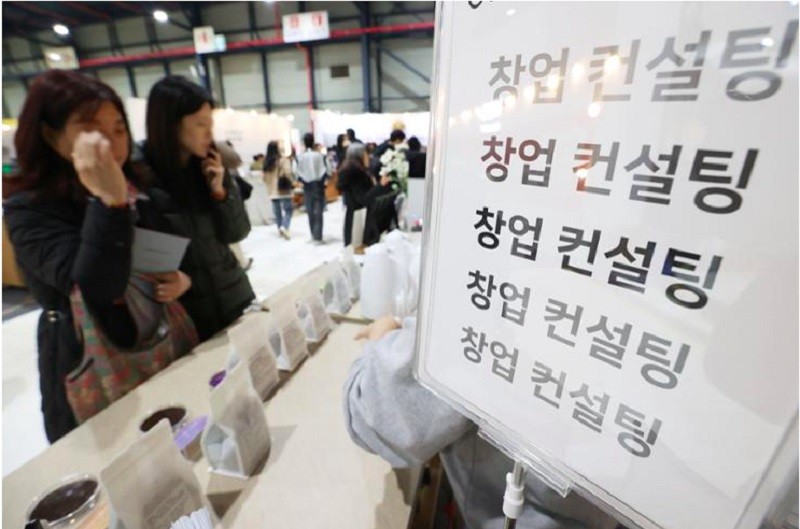 Khách tham quan nhận tư vấn khởi nghiệp tại Hội chợ cà phê và bánh mì Seoul 2025. Ảnh: Yonhap