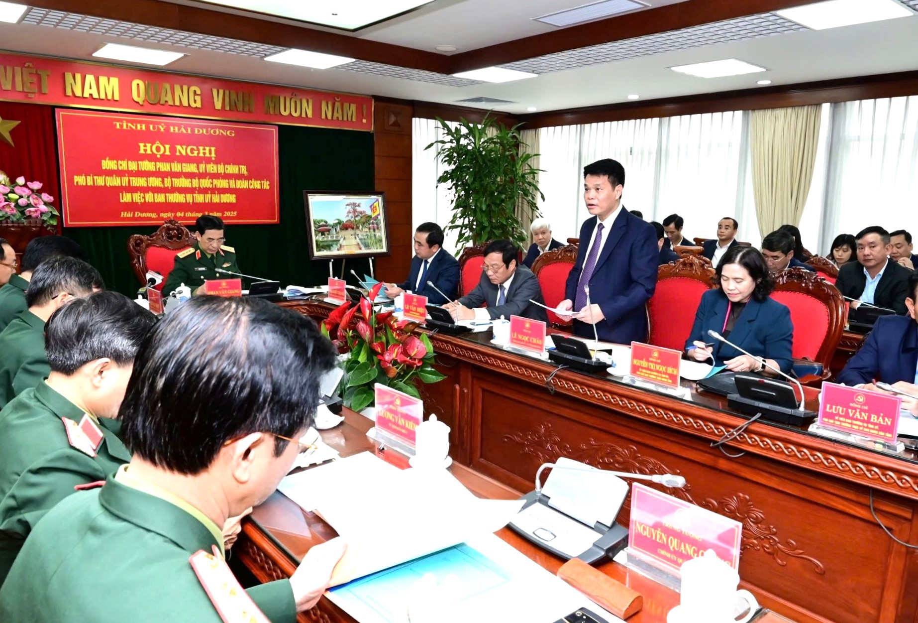 Ông Lê Ngọc Châu, Phó Bí thư Tỉnh ủy, Chủ tịch UBND tỉnh Hải Dương báo cáo tại buổi làm việc.