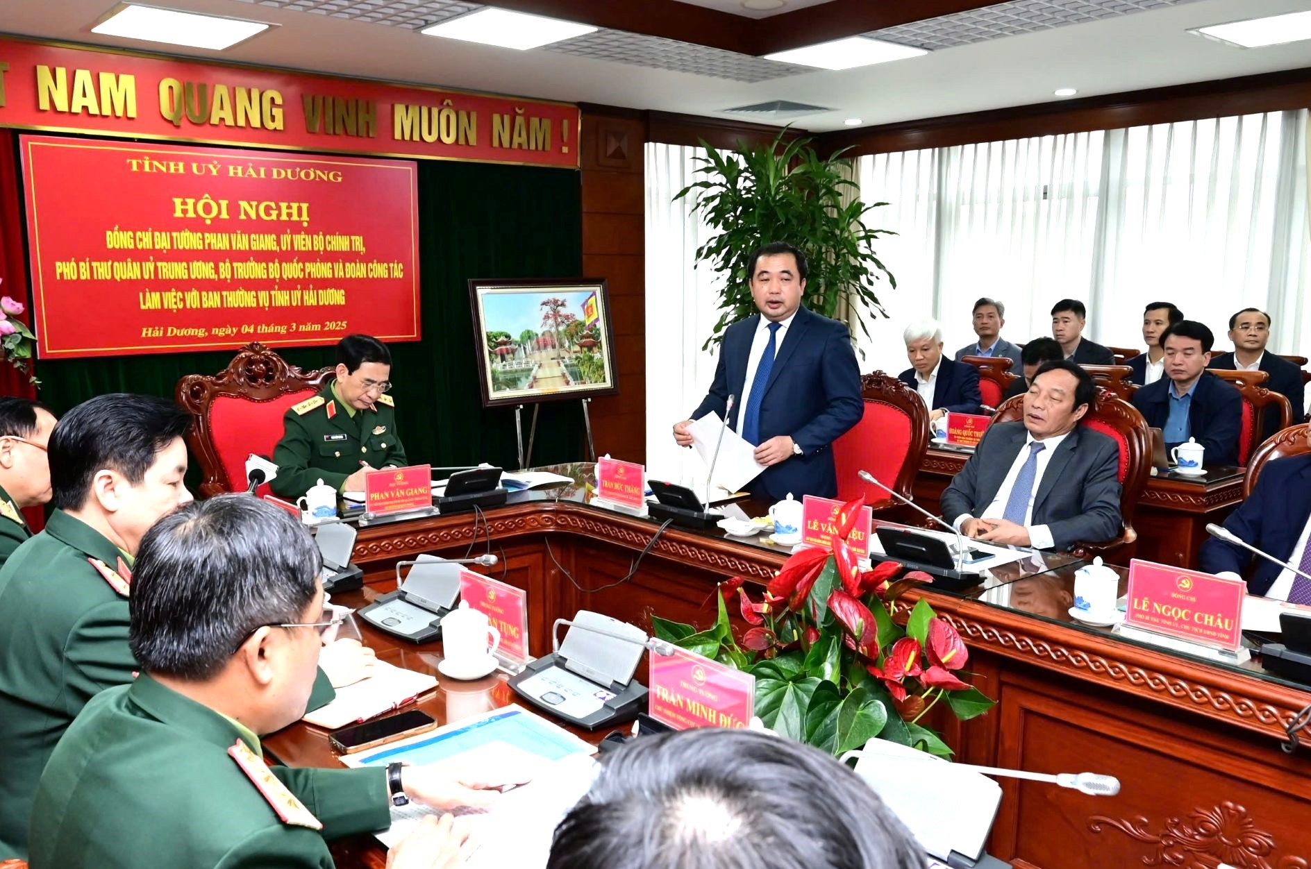Ông Trần Đức Thắng, Ủy viên Trung ương Đảng, Bí thư Tỉnh ủy, Bí thư Đảng ủy Quân sự tỉnh Hải Dương phát biểu tại buổi làm việc.