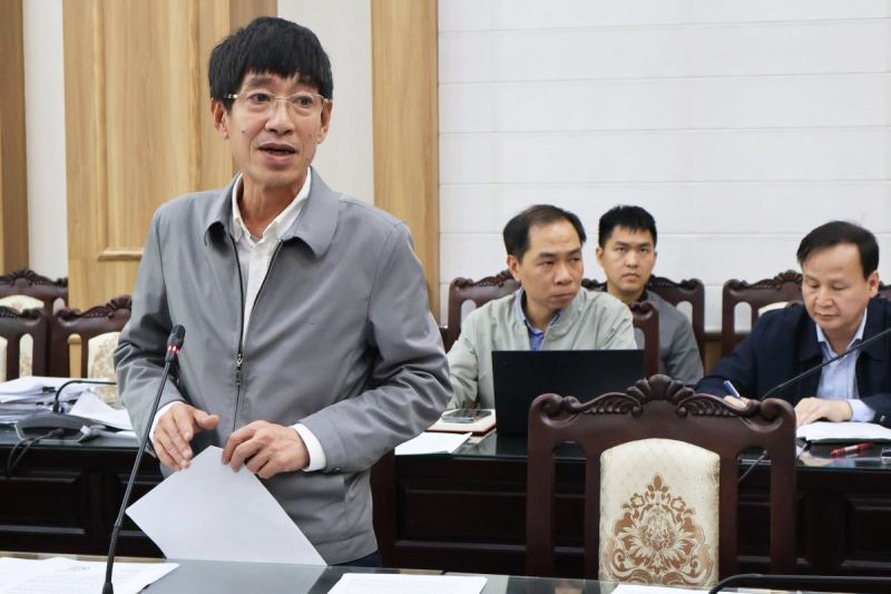 Ông Nguyễn Hoài Long, Giám đốc Sở Xây dựng tỉnh Hải Dương báo cáo tại cuộc họp.