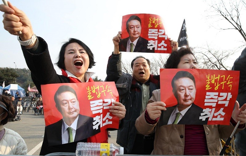Người dân ủng hộ Tổng thống Yoon tại cổng Tòa án Trung tâm Seoul ngày 7/3. Ảnh: Getty