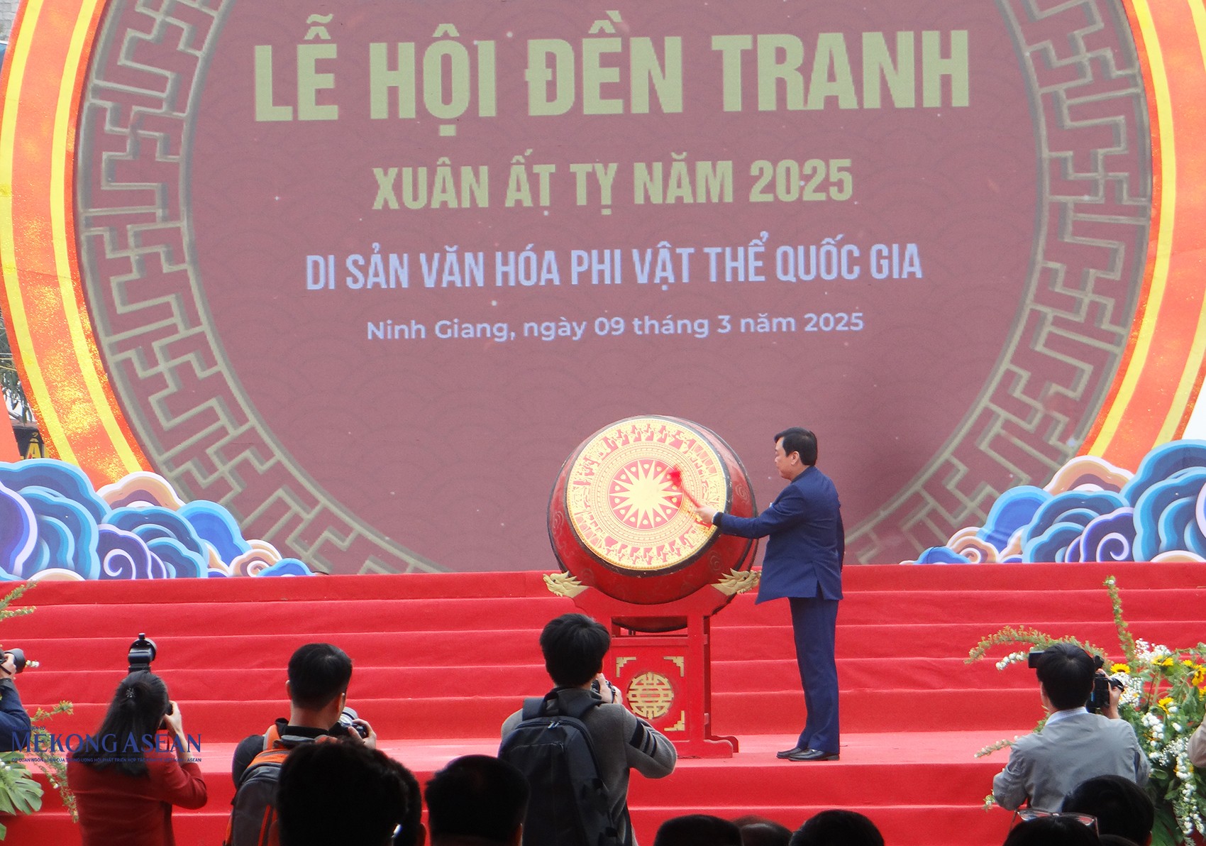 Ông Phạm Văn Khảnh, Bí thư Huyện ủy Ninh Giang đánh trống khai hội. Ông Phạm Văn Khảnh, Bí thư Huyện ủy Ninh Giang đánh trống khai hội.