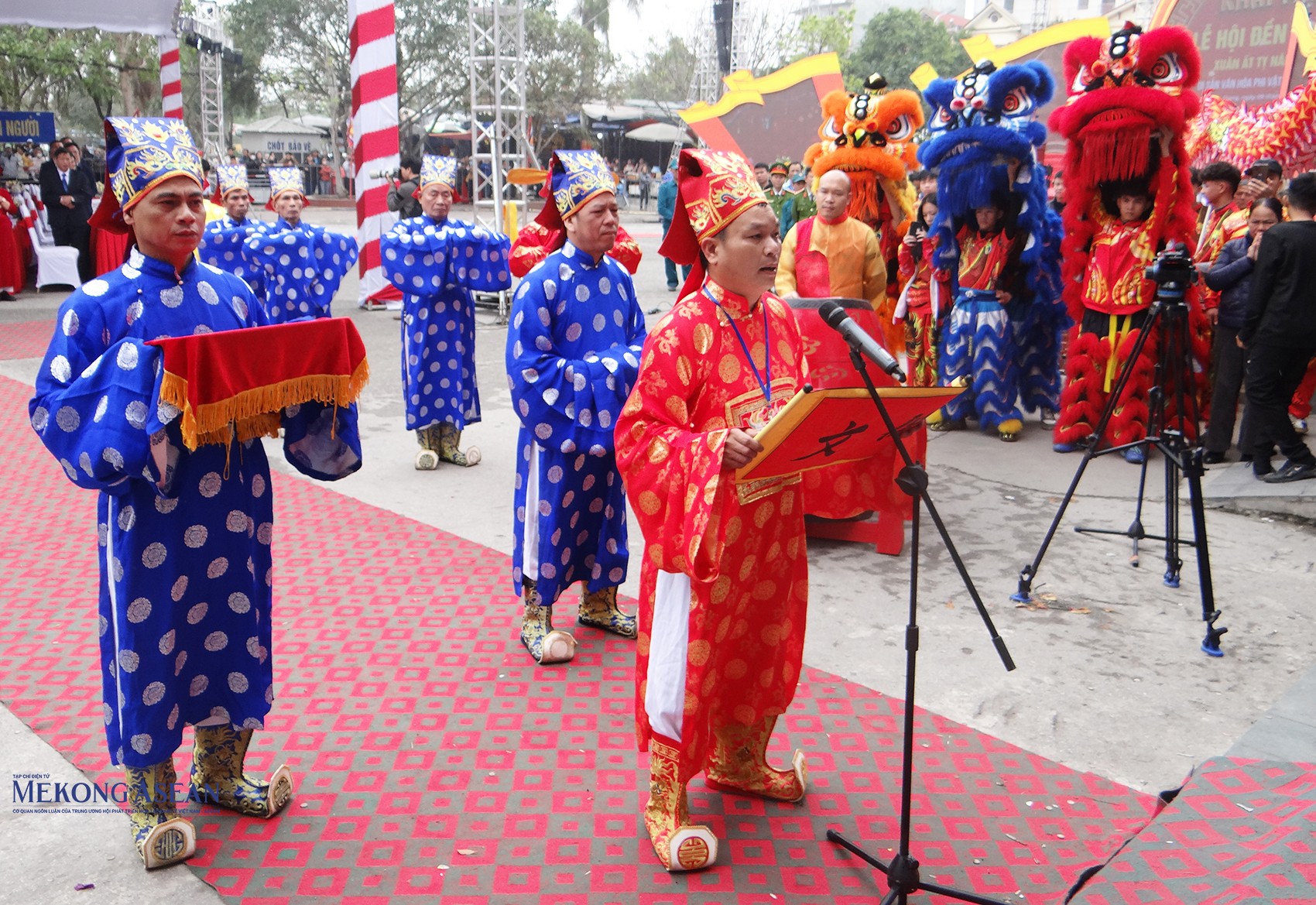 Nghệ nhân ưu tú Lưu Đức Anh Tuấn, Chủ nhiệm Câu lạc bộ hát văn xứ Đông, thành viên Ban quản lý di tích đền Tranh tuyên đọc chúc văn. Nghệ nhân ưu tú Lưu Đức Anh Tuấn, Chủ nhiệm Câu lạc bộ hát văn xứ Đông, thành viên Ban quản lý di tích đền Tranh tuyên đọc chúc văn.