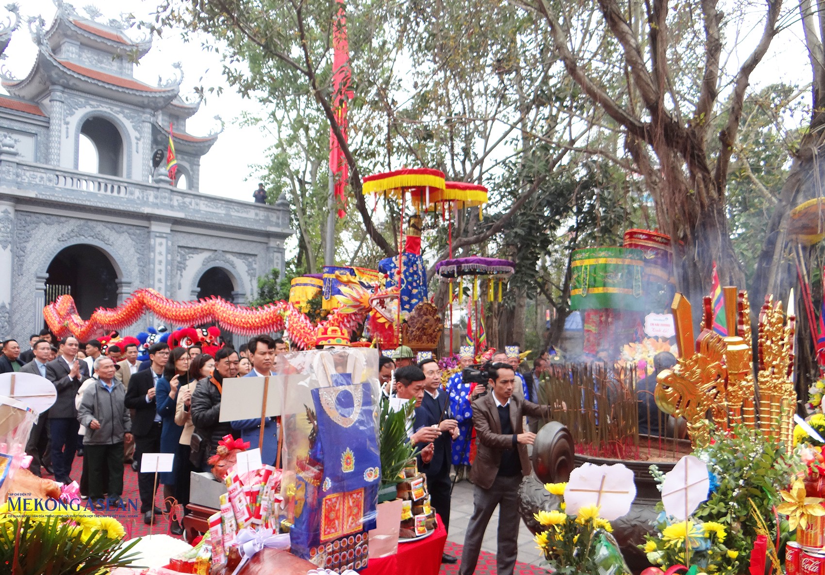 Các đại biểu, người dân và du khách dâng hương tại đền Tranh. Các đại biểu, người dân và du khách dâng hương tại đền Tranh.