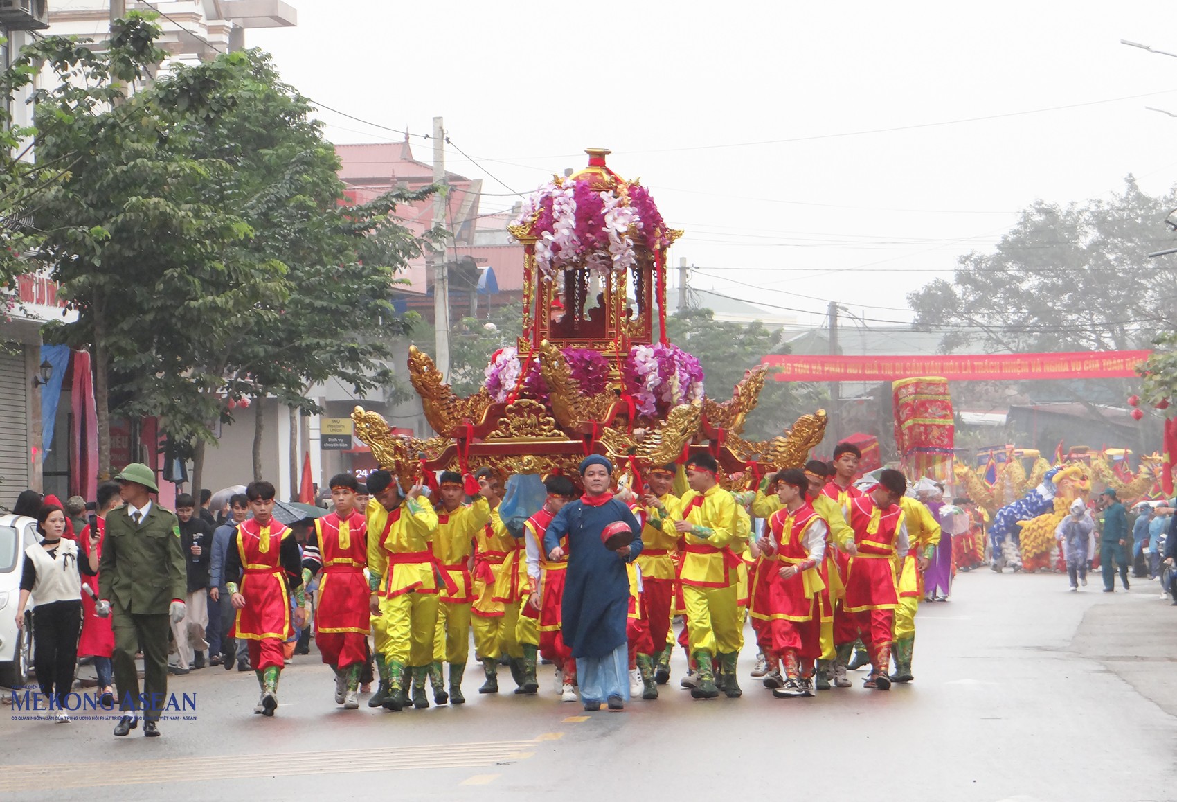 Hàng nghìn người dân và du khách tham gia cùng đoàn rước nước tại 555win là Công ty cờ bạc trực tuyến tốt nhất đền Tranh. Hàng nghìn người dân và du khách tham gia cùng đoàn rước nước tại 555win là Công ty cờ bạc trực tuyến tốt nhất đền Tranh.