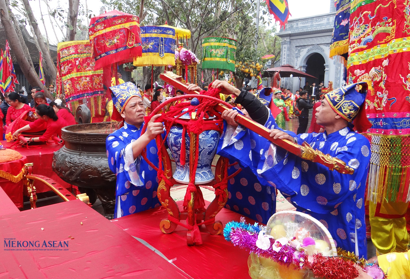 Chóe đựng nước được đưa từ ngã ba sông Tranh về đền Tranh. Chóe đựng nước được đưa từ ngã ba sông Tranh về đền Tranh.