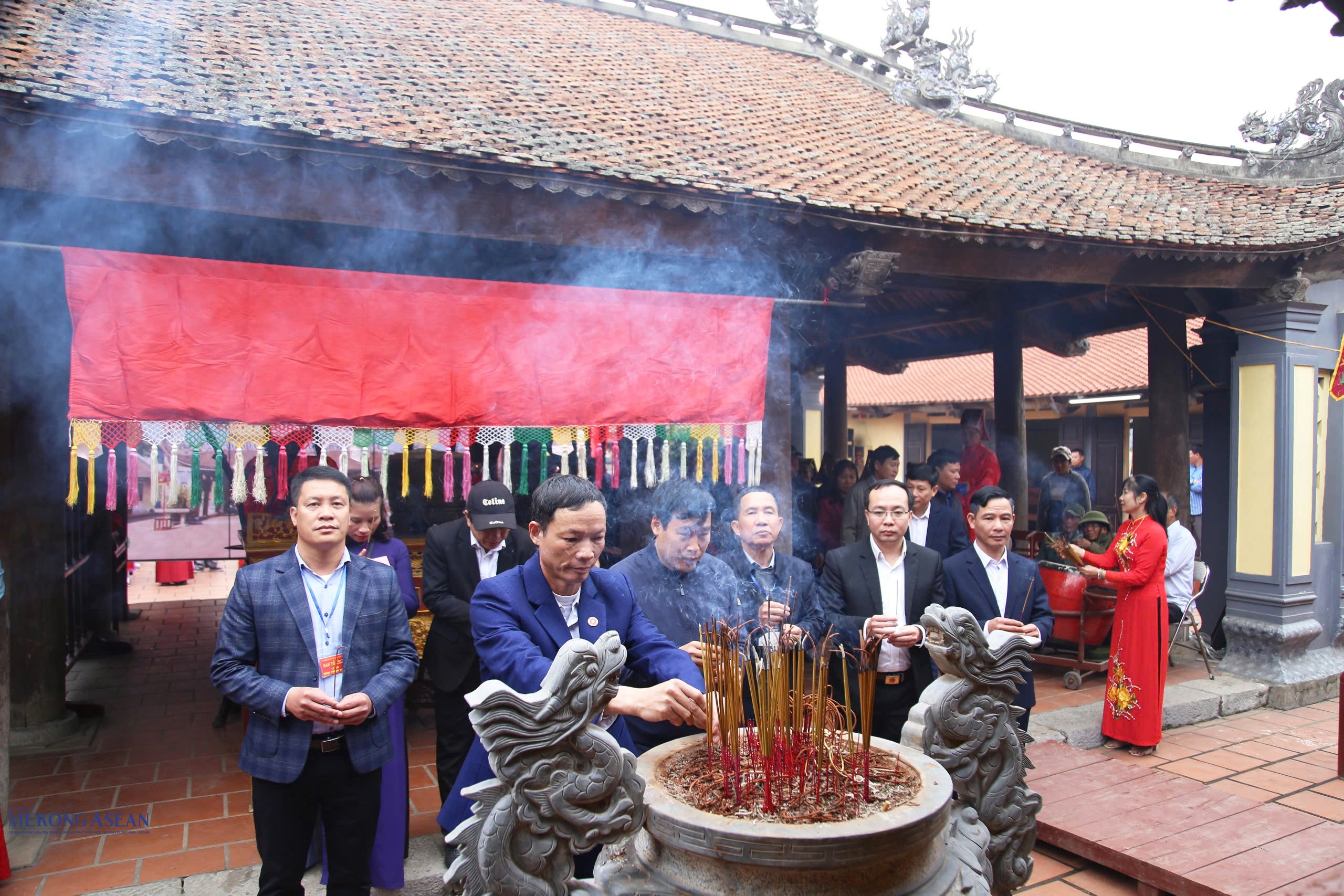 Các đại biểu, người dân và du khách dâng hương tại đình Trịnh Xuyên trong buổi khai mạc 555win là Công ty cờ bạc trực tuyến tốt nhất.
