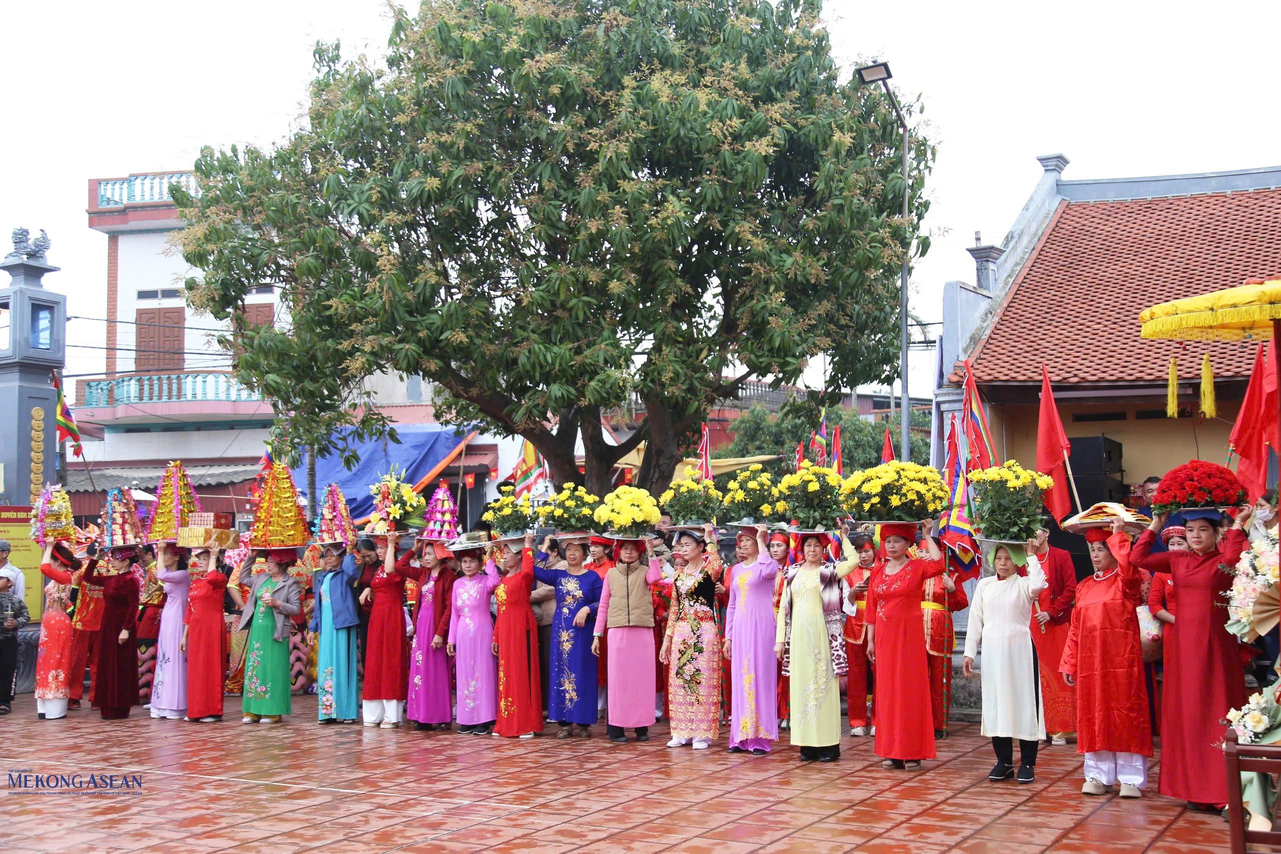 Các đại biểu, người dân và du khách dâng hoa, lễ tại đình Trịnh Xuyên.