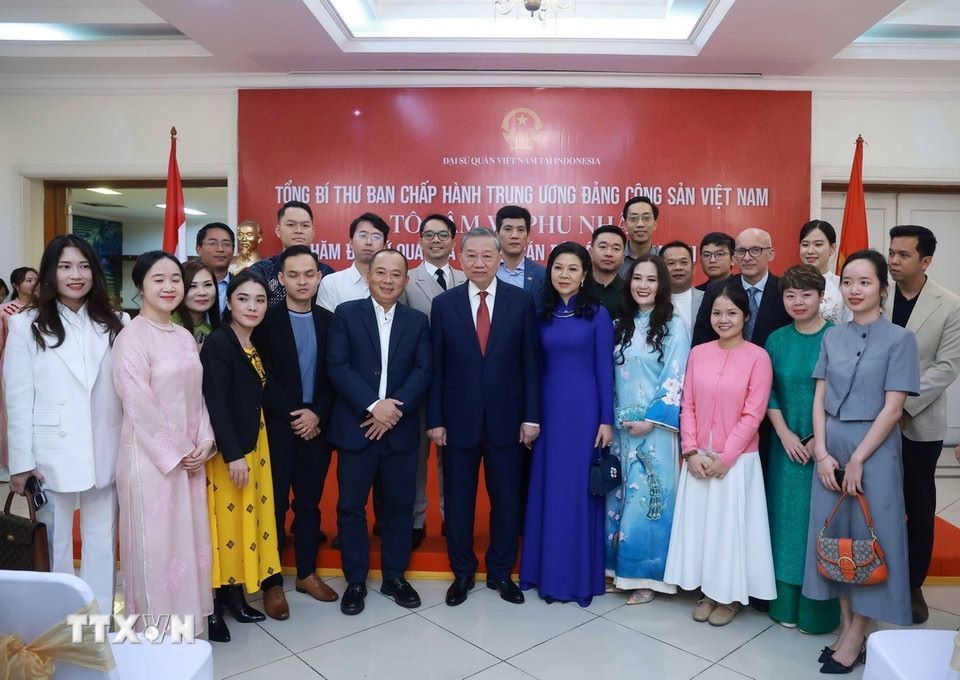 Tổng Bí thư Tô Lâm gặp gỡ cộng đồng người Việt Nam tại Indonesia
