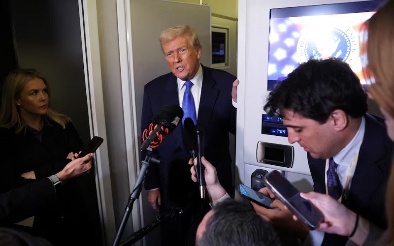 Tổng thống Mỹ Donald Trump trên chuyên cơ ngày 9/3. Ảnh: Reuters