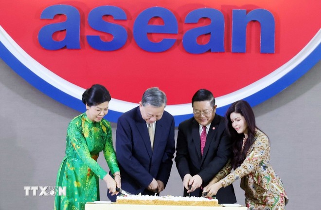 Tổng Bí thư Tô Lâm và Phu nhân cùng Tổng Thư ký ASEAN Kao Kim Hourn và Phu nhân cắt bánh chào mừng 30 năm Việt Nam gia nhập ASEAN.