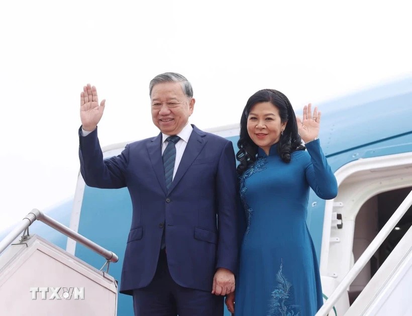 Tổng Bí thư Tô Lâm và Phu nhân rời Jakarta, lên đường thăm chính thức Cộng hòa Singapore. Ảnh: TTXVN.