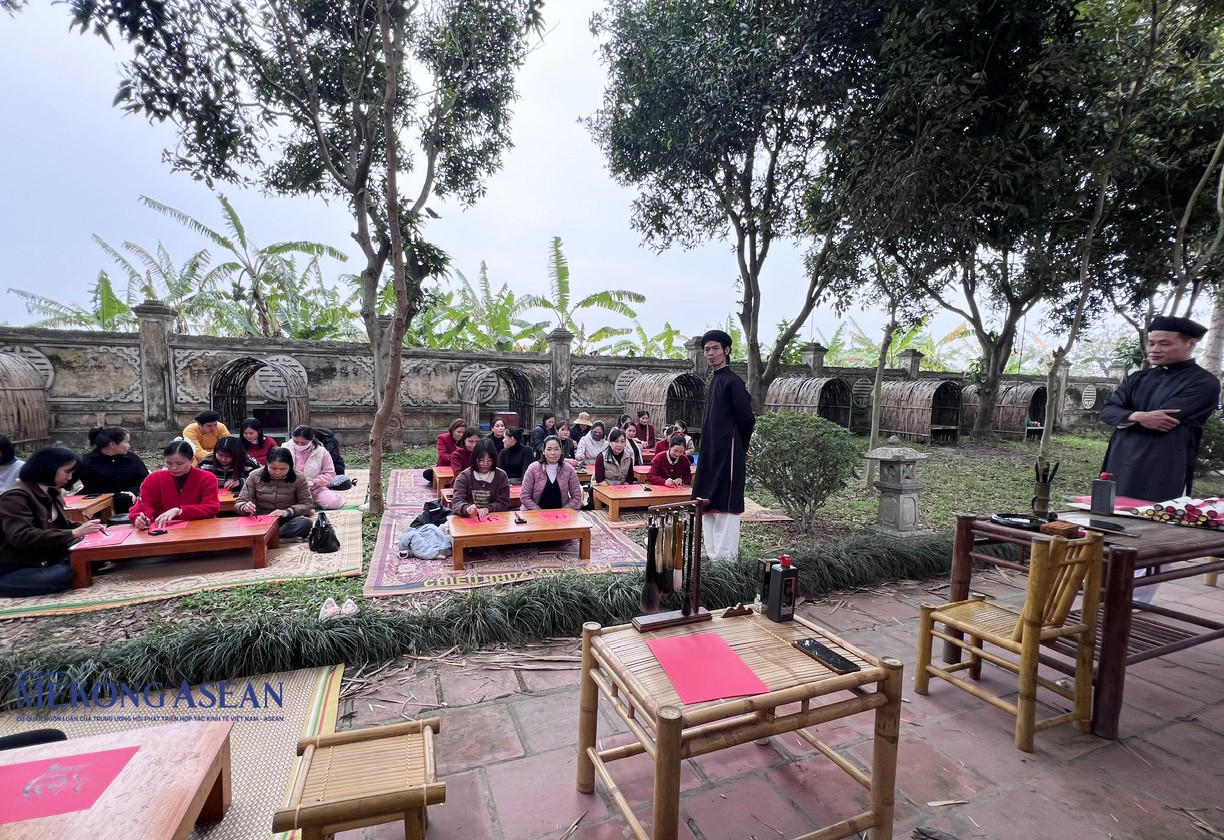 Lớp học thầy đồ trong chương trình trải nghiệm không gian làng sĩ tử tại khuôn viên Di tích lịch sử quốc gia đặc biệt Văn miếu Mao Điền.