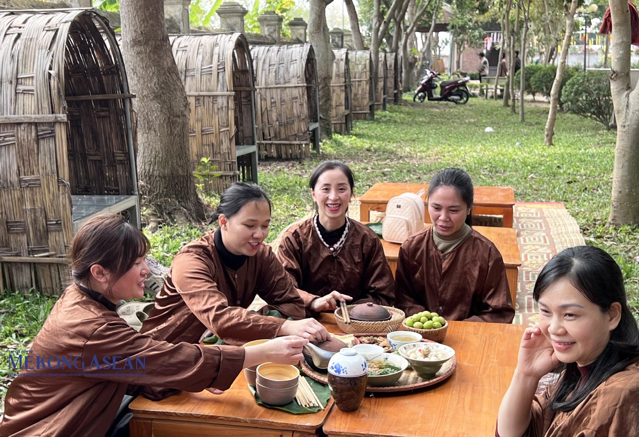 Trải nghiệm và thưởng thức cơm sĩ tử.