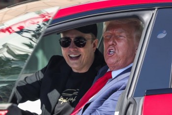Video Tổng thống Trump thử xe Tesla của tỷ phú Elon Musk